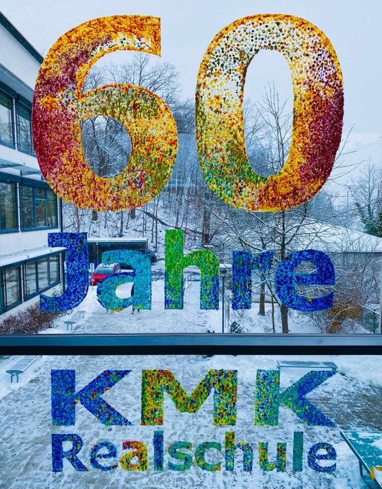 Read more about the article 60 Jahre KMK-Realschule – ein Hinterglasbild im Übergang feiert das Schuljubiläum