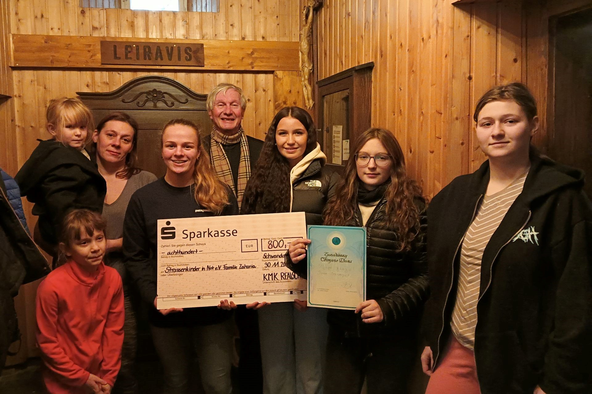 Read more about the article KMK-Realschule Schwandorf übergibt Spenden an ukrainische Großfamilie