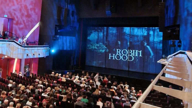 Read more about the article Freiheit für Nottingham! – Robin Hood begeistert Publikum im Deutschen Theater