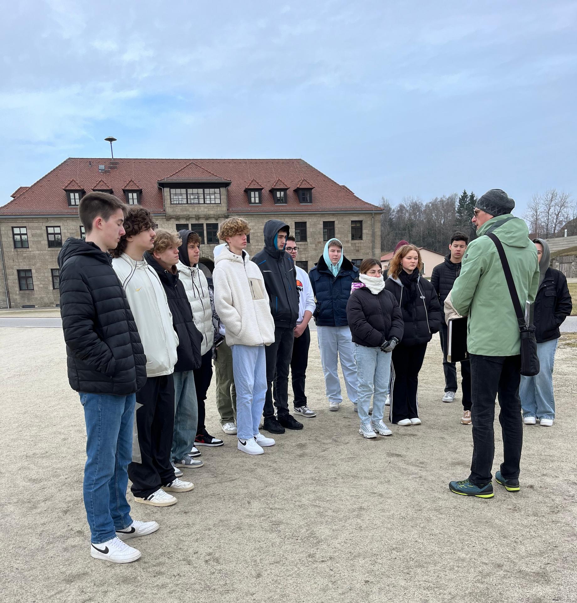 Read more about the article Geschichte hautnah – die Fahrt der 10. Klassen nach Flossenbürg