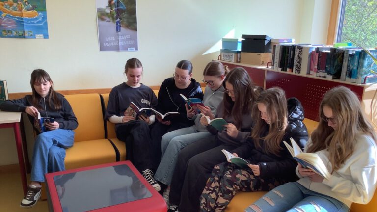Read more about the article Großzügige Spende erweitert Bücherbestand der Schülerbibliothek