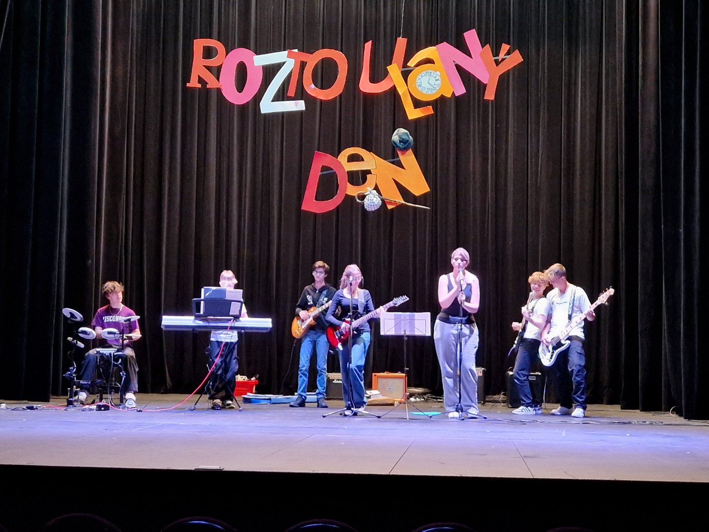 Mehr über den Artikel erfahren Konzertreise der Schulband nach Klatovy: Ein musikalisches Abenteuer in Tschechien