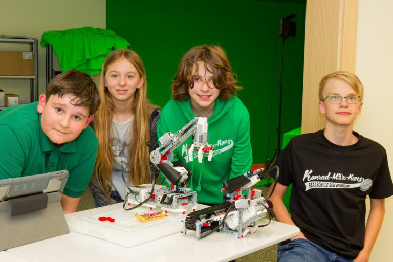 Mehr über den Artikel erfahren LEGO-Roboter begeistern auch in diesem Schuljahr unsere Schülerinnen und Schüler