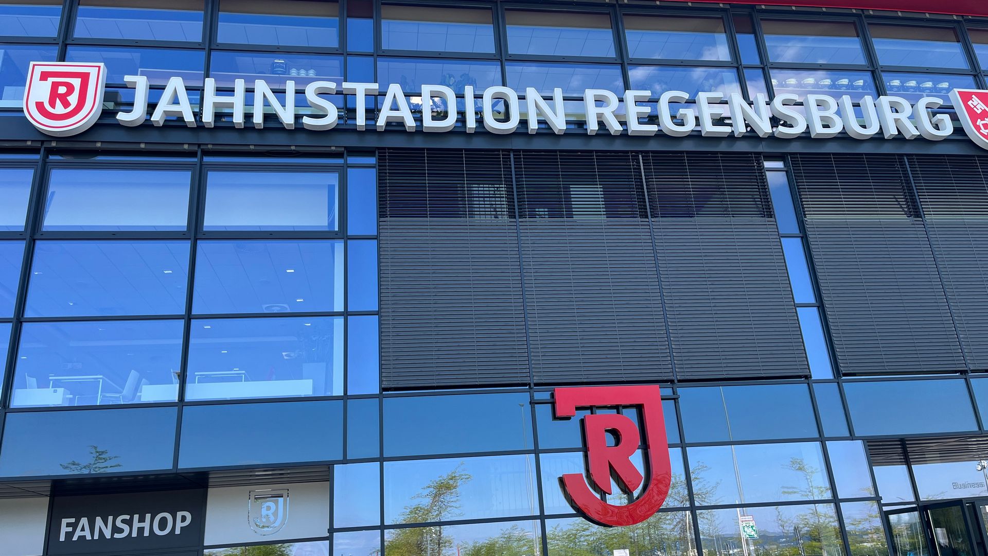 Mehr über den Artikel erfahren KESCH-Ausflug der Schulfamilie: Ein unvergesslicher Besuch im Jahnstadion Regensburg