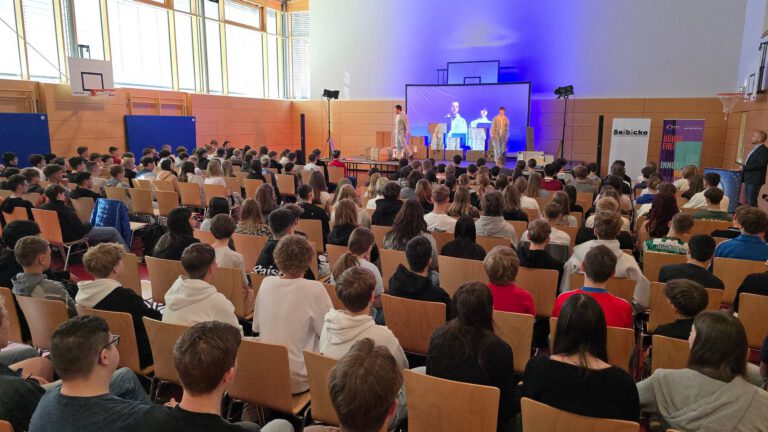 Mehr über den Artikel erfahren „SAD-88 – Feuer. Wut. Angst.“: Theater, das nicht loslässt