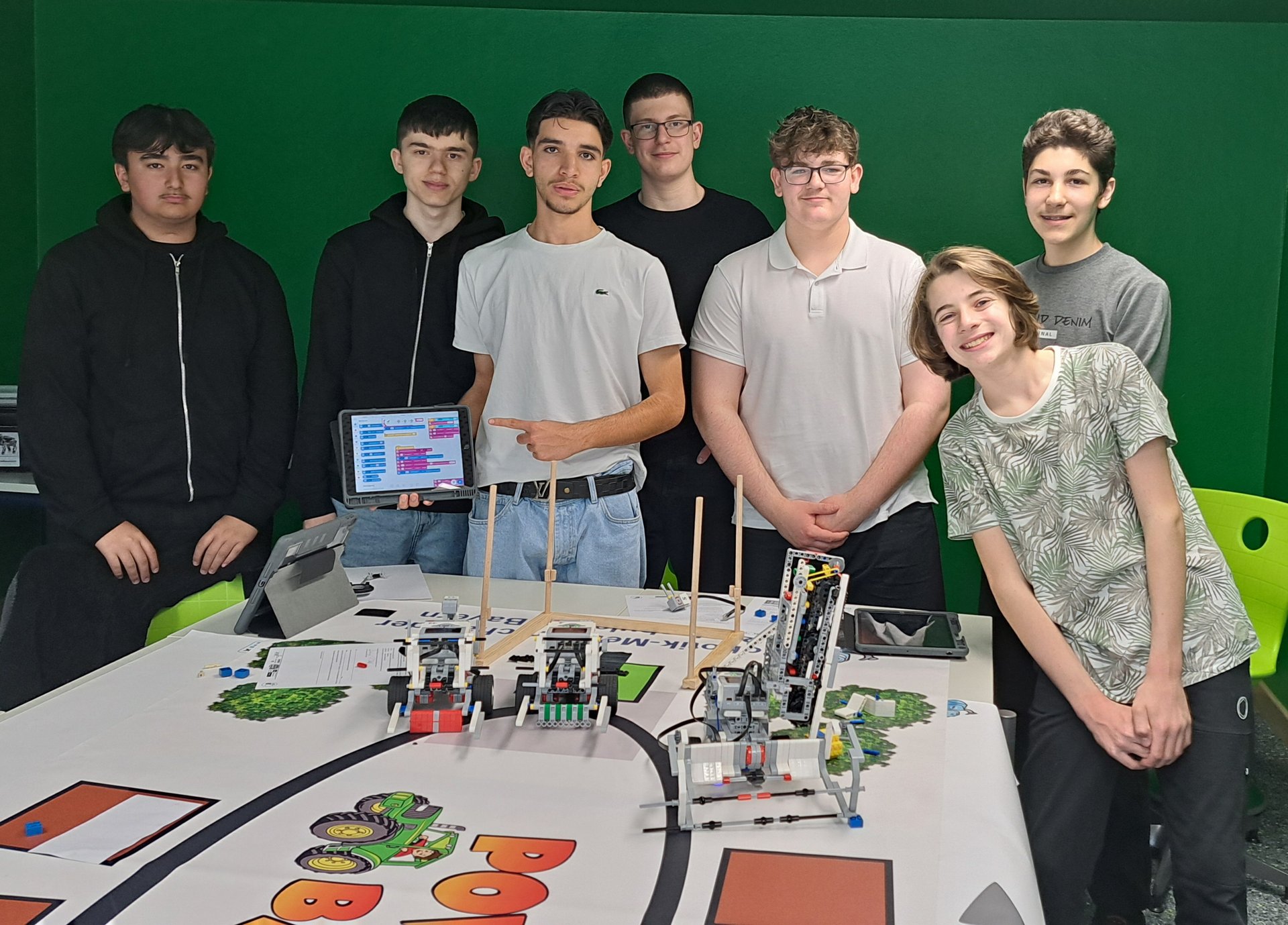 Mehr über den Artikel erfahren Robotik begeistert an der Konrad-Max-Kunz-Realschule – Spitzenplätze bei Meisterschaft!