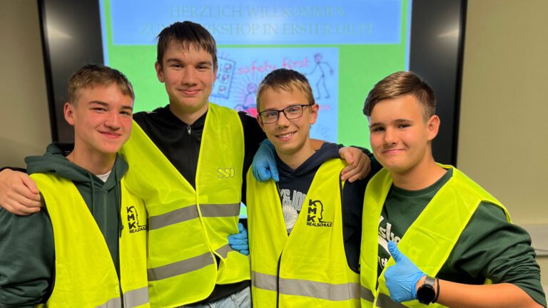 Mehr über den Artikel erfahren Fit für den Alltag – Realschüler üben Erste Hilfe, stärken Teamfähigkeit und verarbeiten Kräuter aus dem Schulgarten