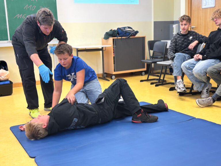 Mehr über den Artikel erfahren Erste Hilfe leicht gemacht – Achtklässler lernen Leben retten