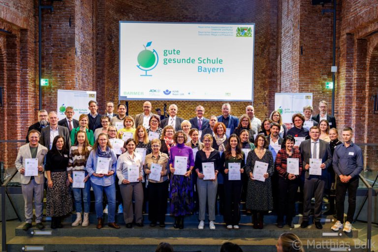Mehr über den Artikel erfahren KMK-Realschule erneut als „gute gesunde Schule Bayern“ ausgezeichnet – Festliche Ehrung in der Allerheiligen-Hofkirche in München