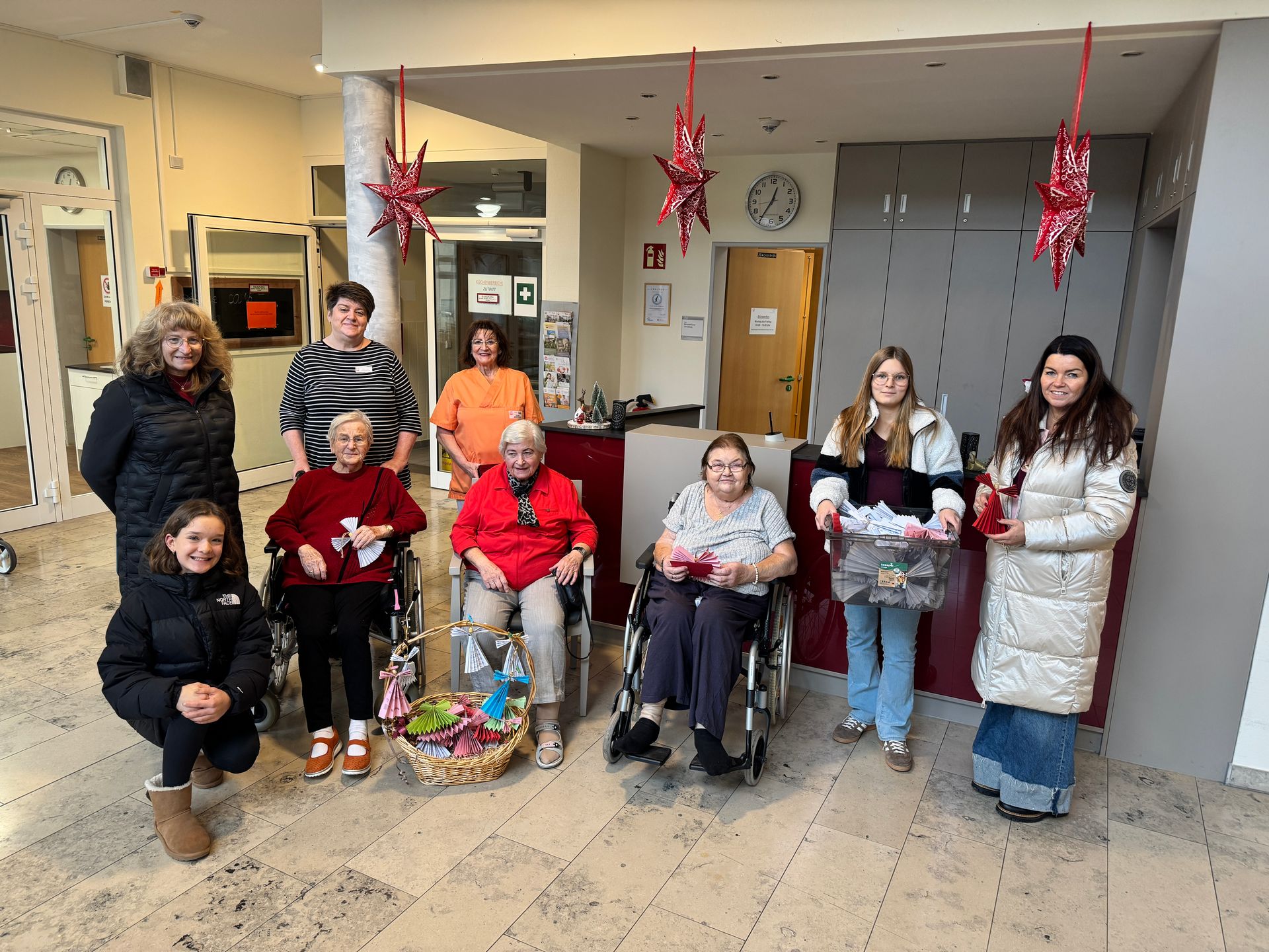 Mehr über den Artikel erfahren Schülerinnen und Schüler bringen Weihnachtsfreude ins Marienheim und Elisabethenheim