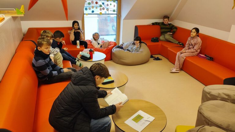 Mehr über den Artikel erfahren Vorlesewanderung des Vorleseteams – Lesefreude an Grundschulen entfacht 