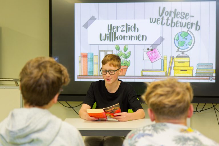 Mehr über den Artikel erfahren Vorlesewettbewerb der 7. Jahrgangsstufe – „Ein Buch ist wie ein Garten, den man in der Tasche trägt.“ 