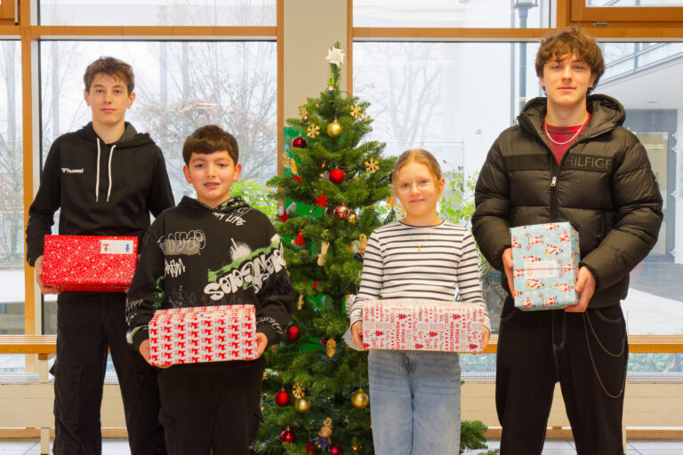 Mehr über den Artikel erfahren Ein Funken Weihnachtsglück: Die Konrad-Max-Kunz-Realschule unterstützt „Geschenke mit Herz“