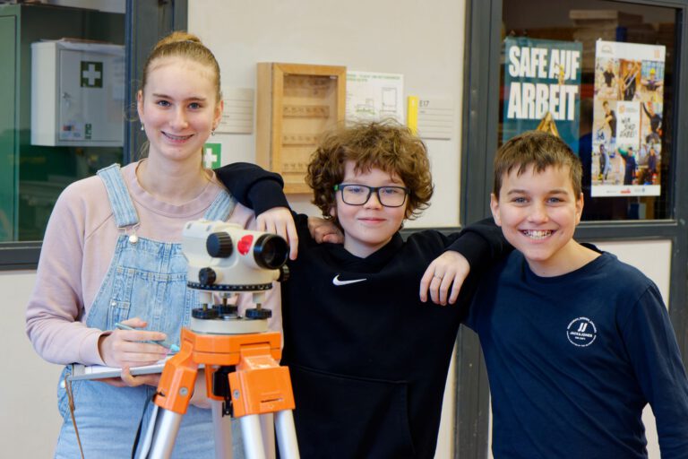 Mehr über den Artikel erfahren 7. Klassen entdecken die Welt des Handwerks in der HWK Weiden