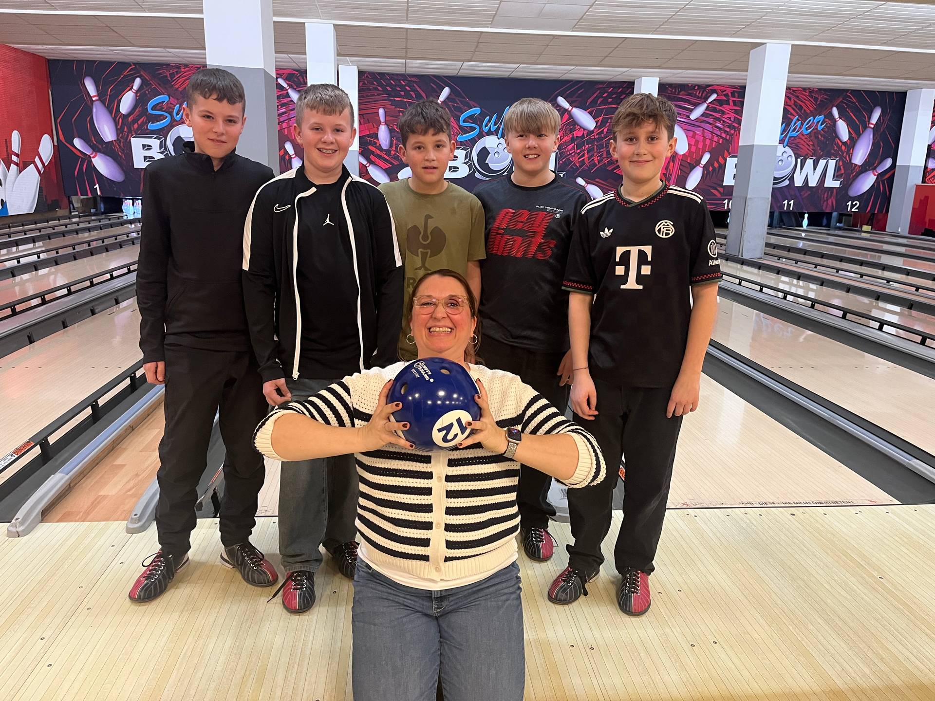 Mehr über den Artikel erfahren Strike für die Schulfamilie – Gemeinsamer Bowlingausflug ins Super Bowl Regensburg