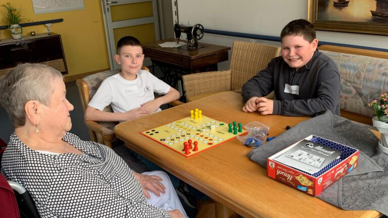 Mehr über den Artikel erfahren Freizeittutoren der Konrad-Max-Kunz-Realschule Schwandorf zu Besuch im Marienheim und Elisabethenheim in Schwandorf