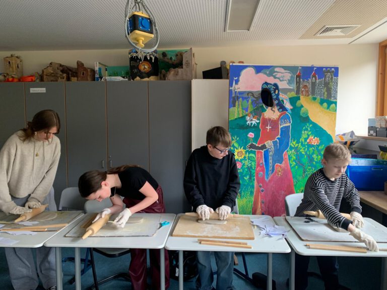 Mehr über den Artikel erfahren Freizeittutoren basteln Dekogegenstände mit dem Werkstoff „TON“