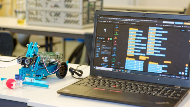 Mehr über den Artikel erfahren Robotikwettbewerb: KMK-Teams überzeugen beim Regionalentscheid