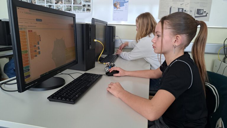 Mehr über den Artikel erfahren Programmieren leicht gemacht – Das BayernLab Nabburg zu Gast an der Konrad-Max-Kunz-Realschule