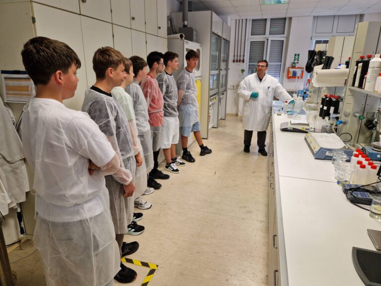 Mehr über den Artikel erfahren Betriebserkundung der Klasse 9a bei NABU-Oberflächentechnik in Stulln