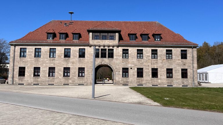 Mehr über den Artikel erfahren Erinnern gegen das Vergessen – Die 10. Klassen besuchen die KZ-Gedenkstätte Flossenbürg