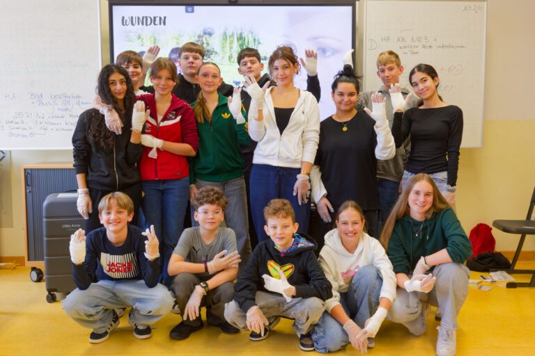 Mehr über den Artikel erfahren Erste-Hilfe-Kurs für die 8. Jahrgangsstufe der KMK-Realschule